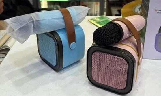 système de karaoké portable avec un microphone intégré.