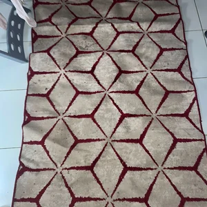 Tapis moderne rouge et beige – Élégance et confort pour votre intérieur