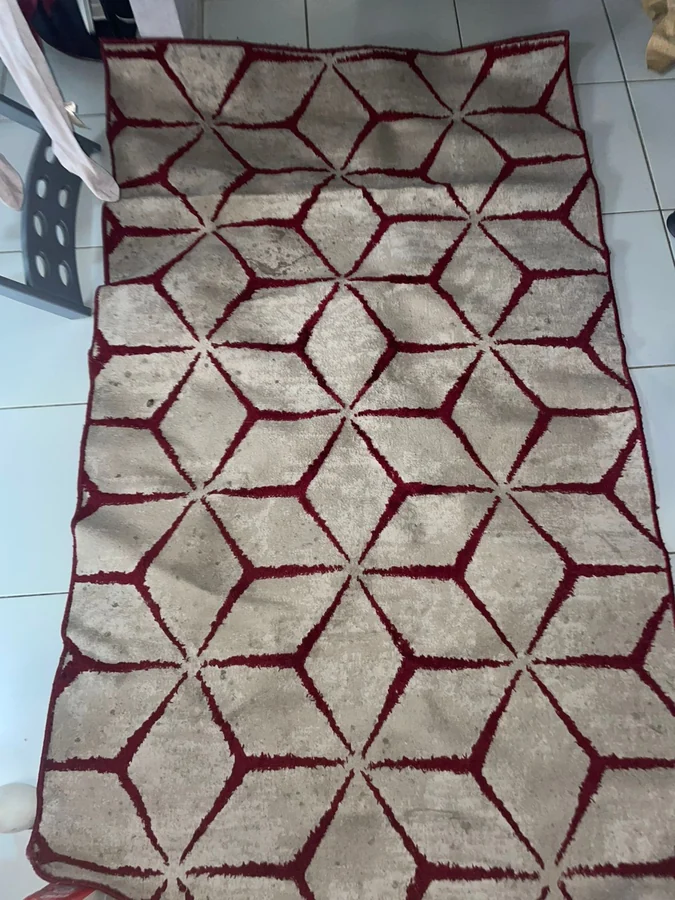 Tapis moderne rouge et beige – Élégance et confort pour votre intérieur