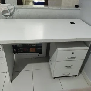 Table de bureau blanche avec armoire disponible