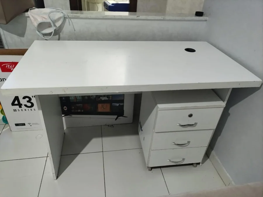 Table de bureau blanche avec armoire disponible